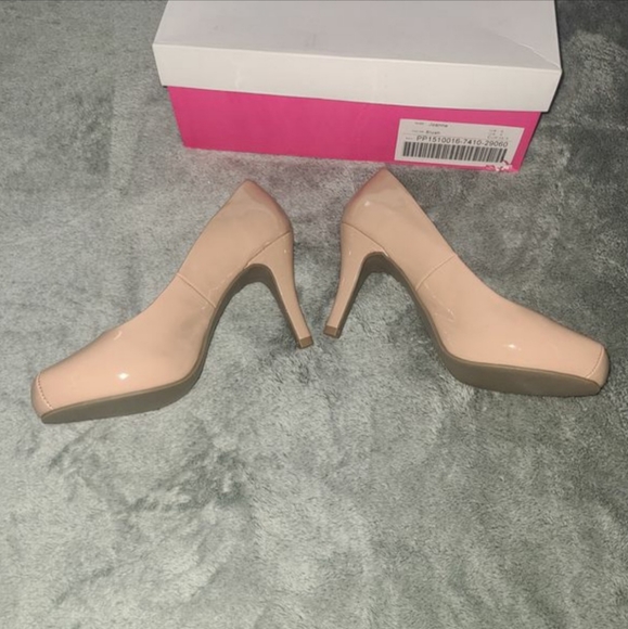 Heels - Picture 3 of 3